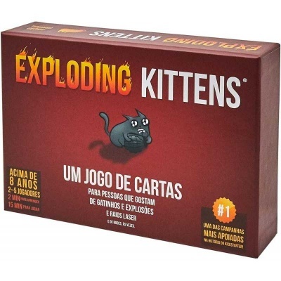 Caixa do jogo de cartas Exploding Kittens com gato preto cartoon e texto em português.