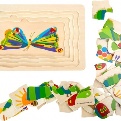 Jogo de madeira de encaixe com borboleta colorida e peças soltas