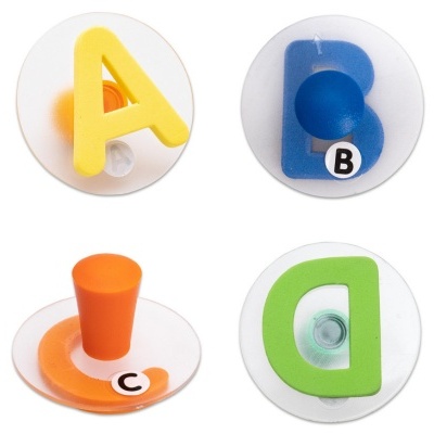 Conjunto de quatro pegas de plástico coloridas com letras A, B, C e D
