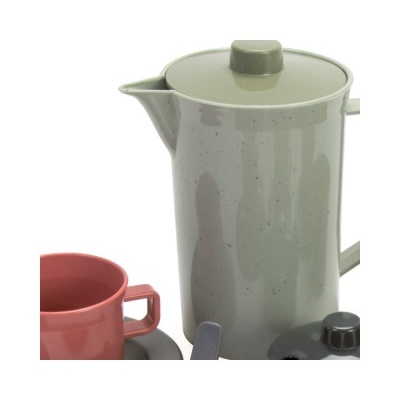 Bule cinzento com tampa, chávena vermelha e pires cinzento num fundo branco