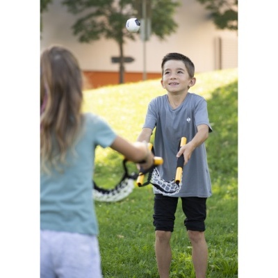 Crianças a jogar lacrosse ao ar livre com tacos de rede branca e paus amarelos e pretos