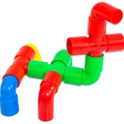 Brinquedo de tubos plásticos coloridos interligados