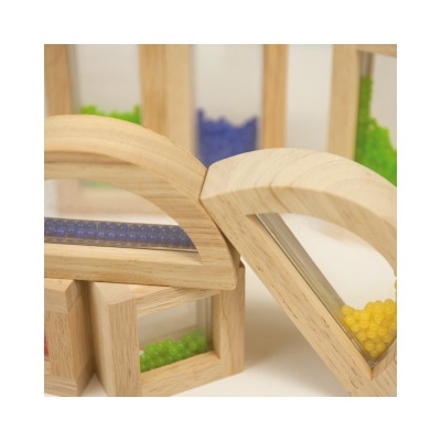 Tabuleiros de madeira com esferas coloridas e formas variadas