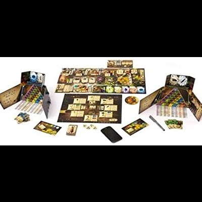 Jogo de tabuleiro com cartas, tabuleiros, fichas e acessórios distribuídos sobre uma superfície