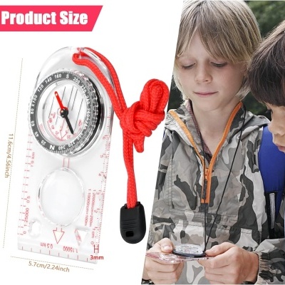 Bússola transparente com cordão vermelho e escala de medida, segurada por criança