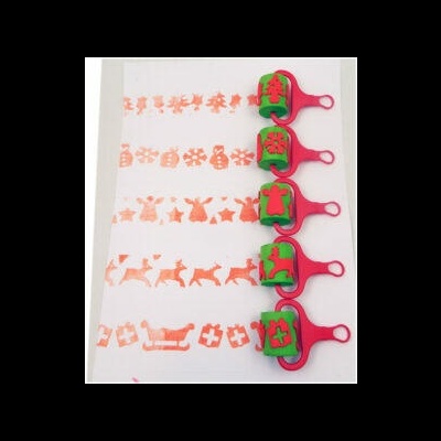 Conjunto de carimbos natalícios com padrões impressos em folha branca