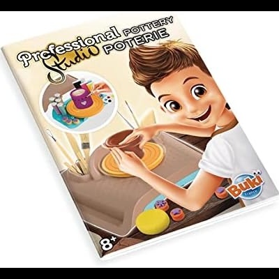 Capa de kit de olaria para crianças com criança a fazer cerâmica e texto