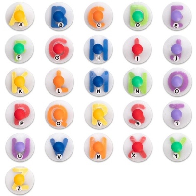 Ganchos plásticos coloridos do alfabeto montados em base branca