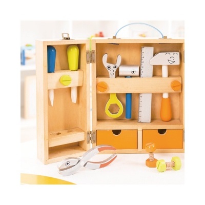 Conjunto de ferramentas infantis de madeira colorida numa caixa com várias ferramentas e gavetas laranja.