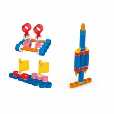 Brinquedos de construção coloridos em formas de foguete, barco e estrutura com rodas