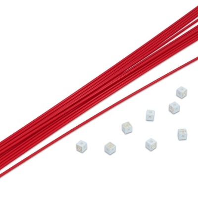 Hastes vermelhas finas e cubos brancos pequenos com orifícios