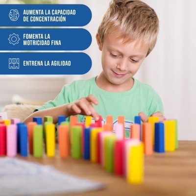 Criança brincando com dominó colorido e texto em espanhol sobre benefícios do jogo.