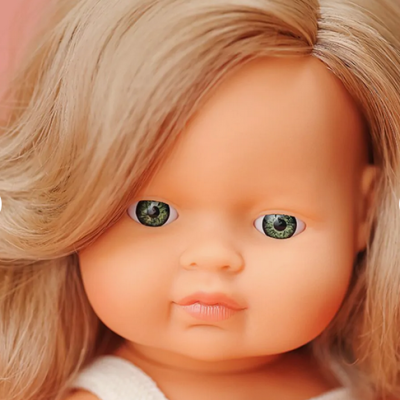 Boneca de vinil com cabelo loiro e olhos verdes
