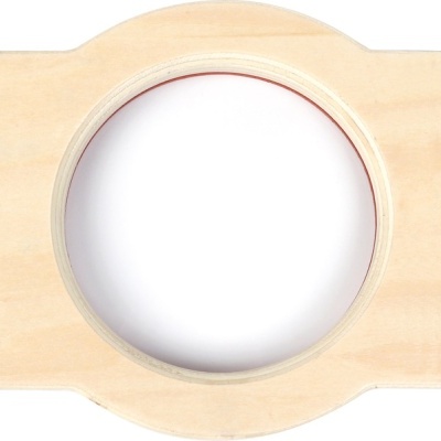 Suporte para chávena em madeira clara com pega retangular e parte castanha com símbolo dourado