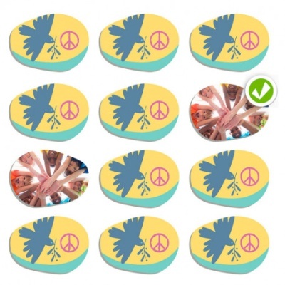 Figuras ovais com desenho de pomba e símbolo de paz e fotos de mãos unidas de pessoas