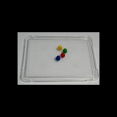 Tabuleiro de jogo transparente com pinos coloridos amarelo, vermelho, azul e verde