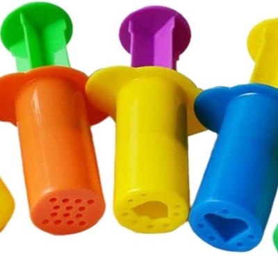 Conjunto de cortadores de massa plásticos coloridos com formas variadas