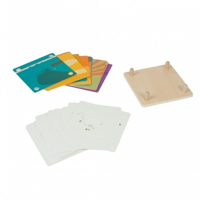 Jogo de cartas coloridas e brancas com suporte de madeira clara