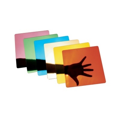 Placas quadradas coloridas com sombra de mão na placa laranja