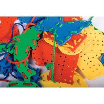 Formas coloridas de plástico com furos e cordões para enfiar