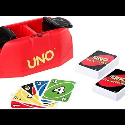 Jogo de cartas UNO com dispositivo eletrônico vermelho e cartas coloridas