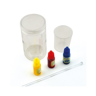 Conjunto de frascos plásticos e frascos coloridos com copo medidor e tubo de vidro