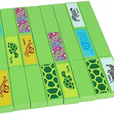 Blocos de madeira verdes com etiquetas coloridas e desenhos de animais