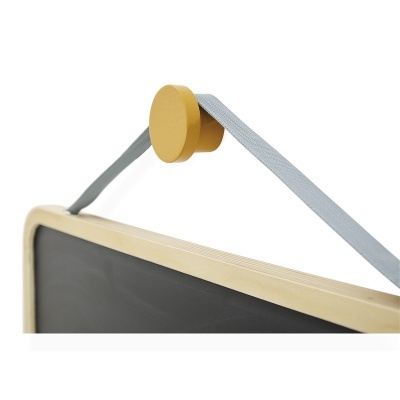 Quadro-negro com moldura de madeira clara e fita cinzenta para pendurar