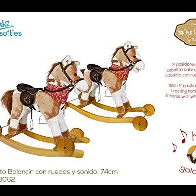 Cavalinho de balanço em pelúcia com rodas e som, detalhe de texto e selo de coleção