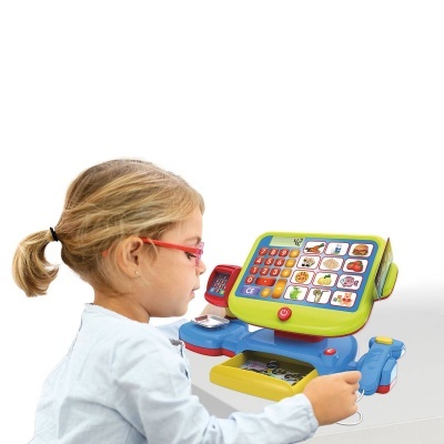 Criança a brincar com caixa registadora de brincar colorida e gaveta aberta.