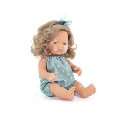 Boneca de bebé com roupa azul e laço azul no cabelo