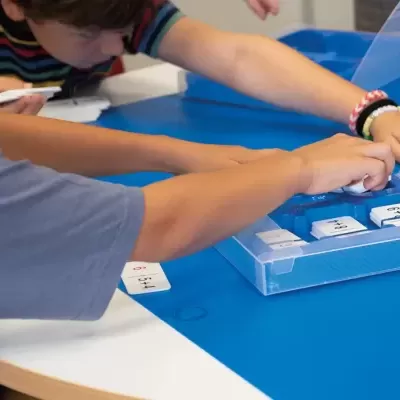 Cartas educativas para cálculo matemático com operações básicas em caixa azul