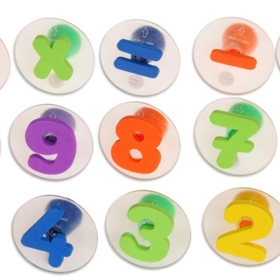 Peças coloridas de números e símbolos matemáticos em bases transparentes