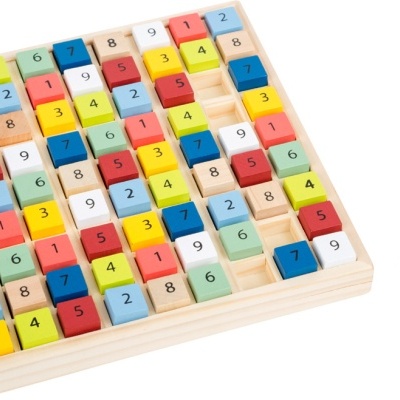 Tabuleiro de jogo Sudoku com cubos coloridos numerados
