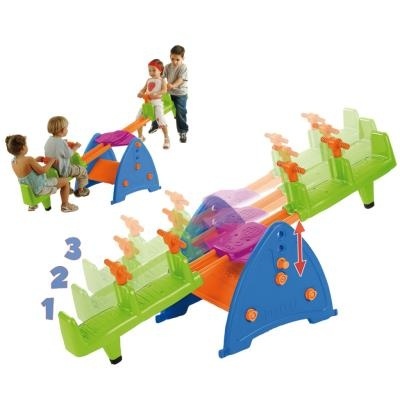 Balanço infantil colorido com crianças a brincar