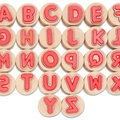 Selos de madeira com letras do alfabeto em relevo vermelho