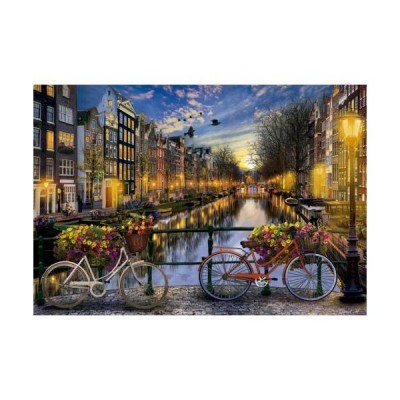 Canal urbano com bicicletas e flores à noite