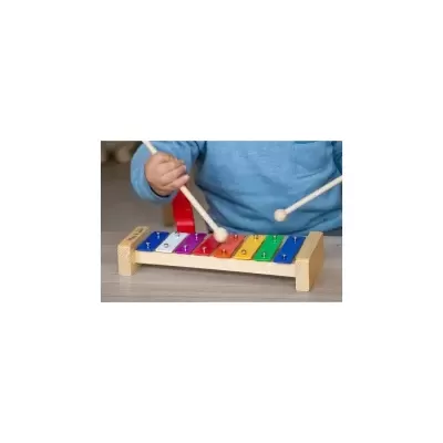 Xilofone de madeira colorido com números, tocado por criança com baquetas.