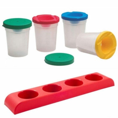 Potes plásticos transparentes com tampas coloridas e base vermelha para suporte