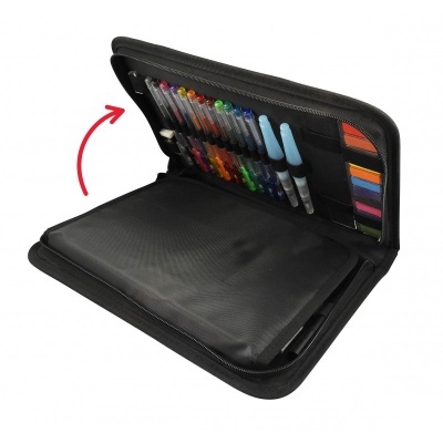 Estojo de material sintético preto com canetas coloridas e blocos coloridos internos