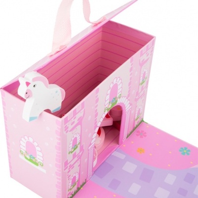 Casinha de brincar rosa em forma de castelo com cavalo branco de brinquedo
