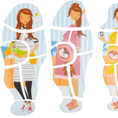 Cinco bonecas femininas estilizadas com roupas coloridas diferentes