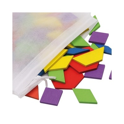 Peças geométricas de madeira colorida com saco branco de tecido