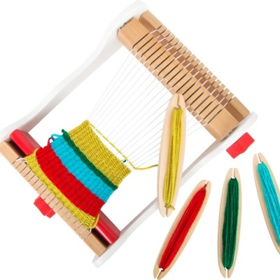 Tear portátil de madeira com tecelagem colorida e três navetes com fios de lã.