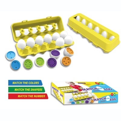 Jogo educativo com ovos plásticos brancos e tampas coloridas dentro de caixas amarelas.