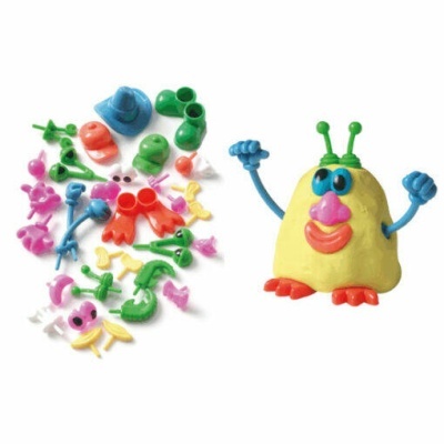 Jogo de construção com peças de plástico coloridas e uma figura montada.