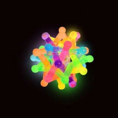 Estrutura colorida de peças plásticas translúcidas em fundo preto