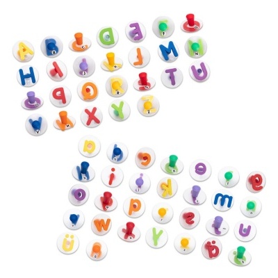 Peças coloridas com letras e puxadores em fundo branco.