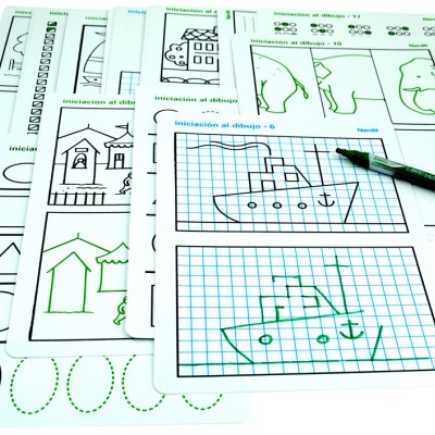 Láminas de treino de desenho com caneta marcador preto