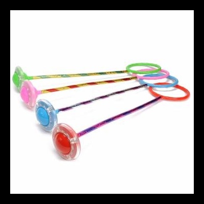 Conjunto de cinco anéis coloridos com hastes e bases circulares em plástico